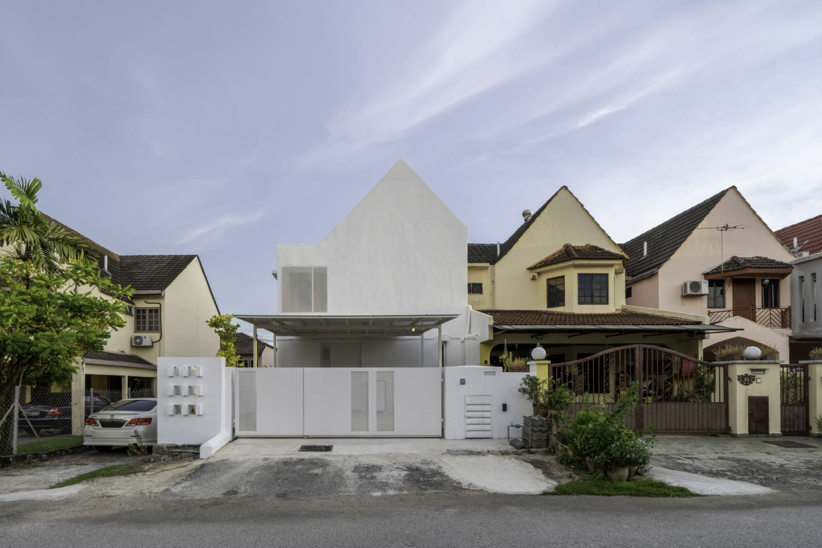 Stripped back to its bare bones, the original 1,430-sq-ft structure with full-height front and rear walls are kept largely windowless (Photos: BricksBegin)