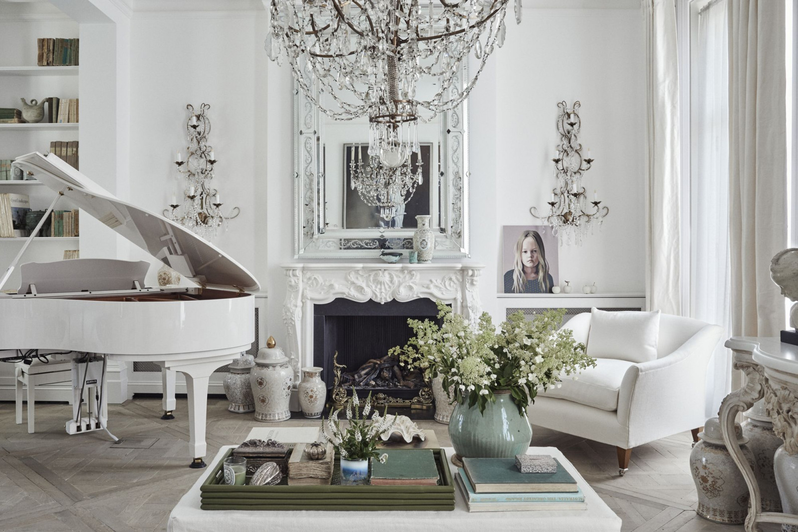 The family drawing room reflects the homeowner’s relaxed-glamour sensibility (Photo: Moreno Masey)