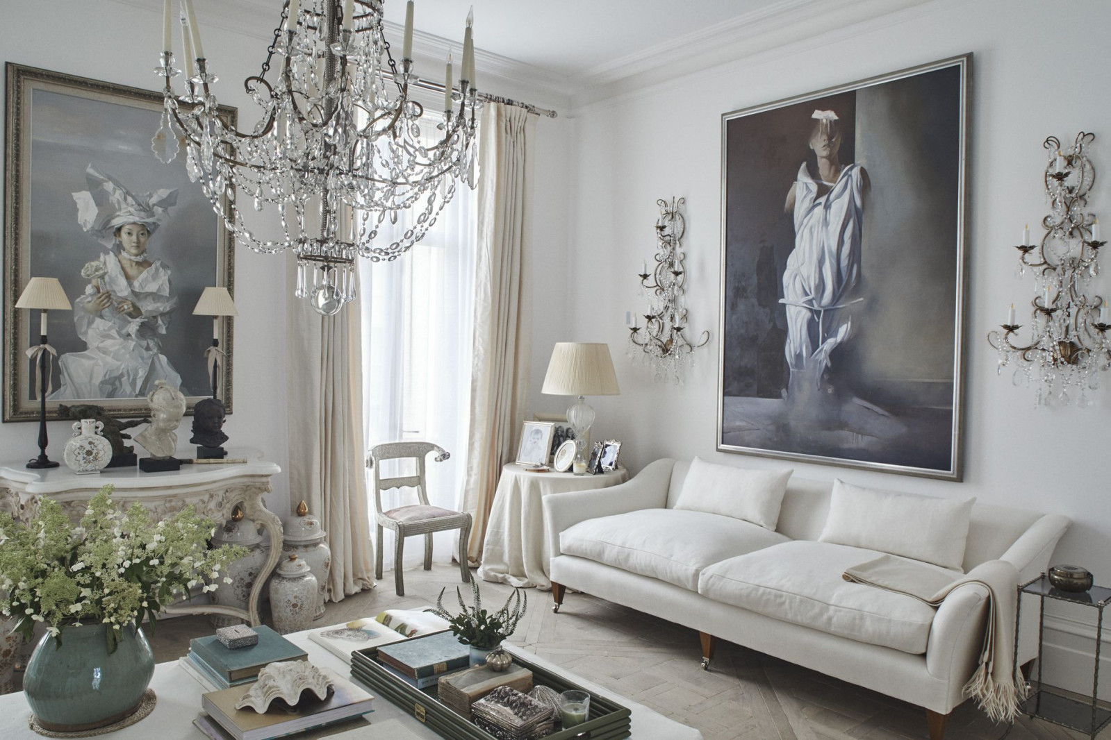 The refined palette accentuates its high ceilings and ornate decorative details (Photo: Moreno Masey)
