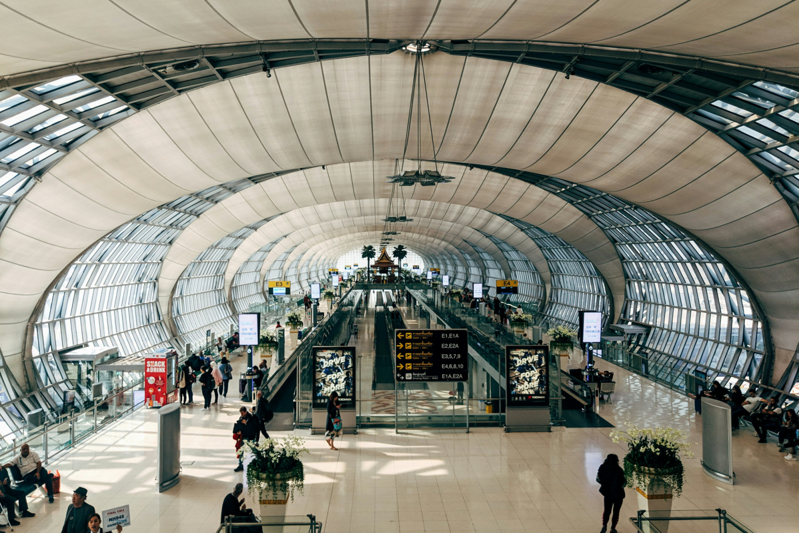 Use one city as a base to explore nearby regions. Staying central reduces transit stress and lets you focus on experiences rather than constant travel (Photo: Markus Winkler/Unsplash)