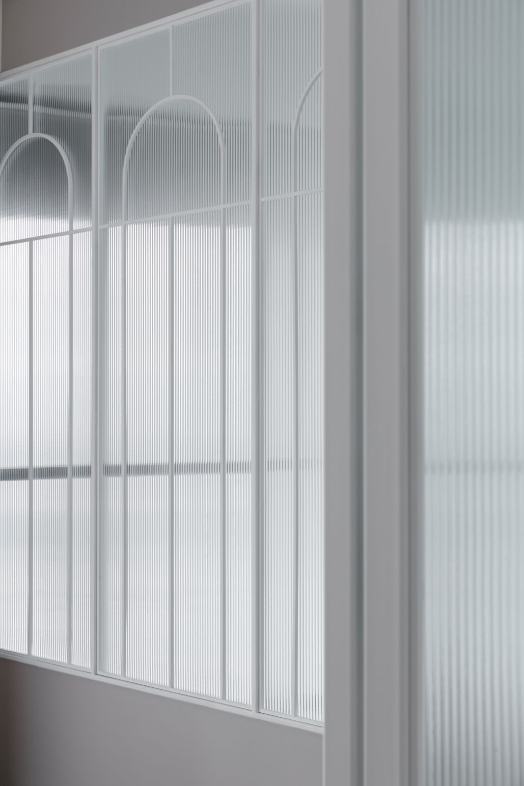 Fluted glass screens articulate boundaries subtly (Photo: Lawrence Choo)
