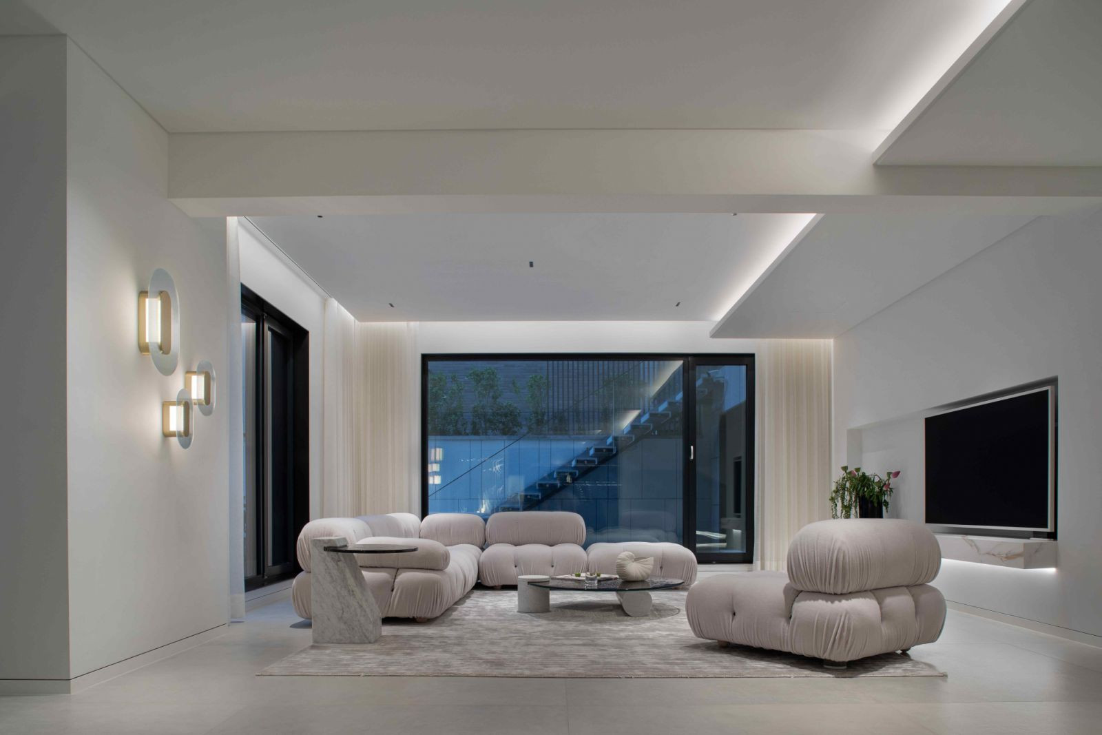 The living room on the garden floor integrates interior and exterior (Photo: Hanmo Visual)