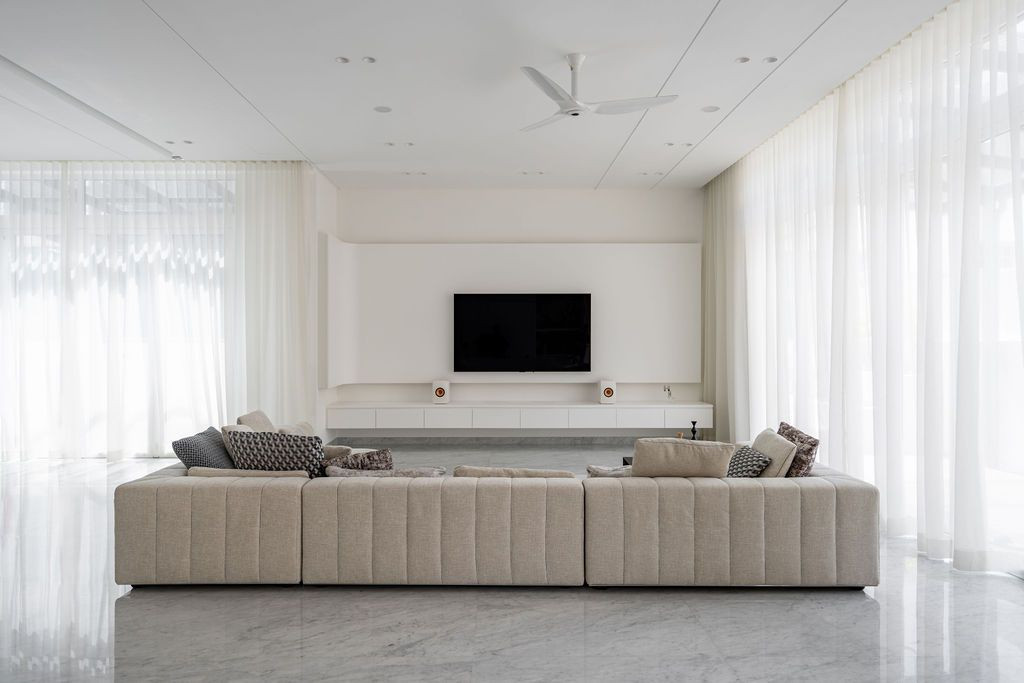 An airy, luminous environment uncommon in modern city residences (Photo: Bricksbegin)