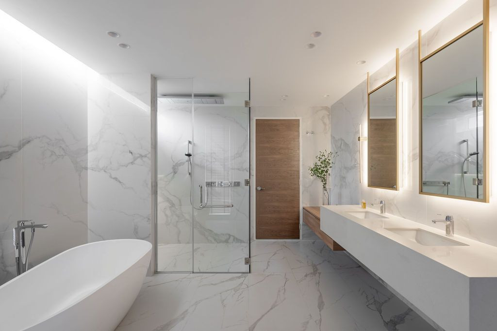 Marble accents and a mix of soft lighting in the bathroom (Photo: Bricksbegin)
