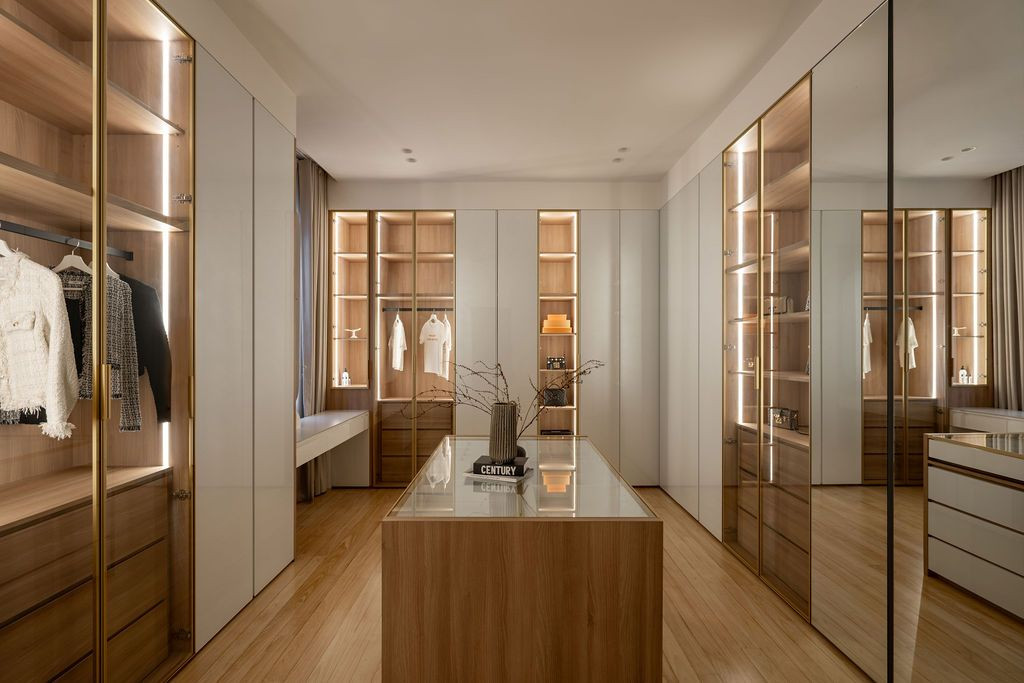 Ample storage solutions in the walk-in wardrobe (Photo: Bricksbegin)