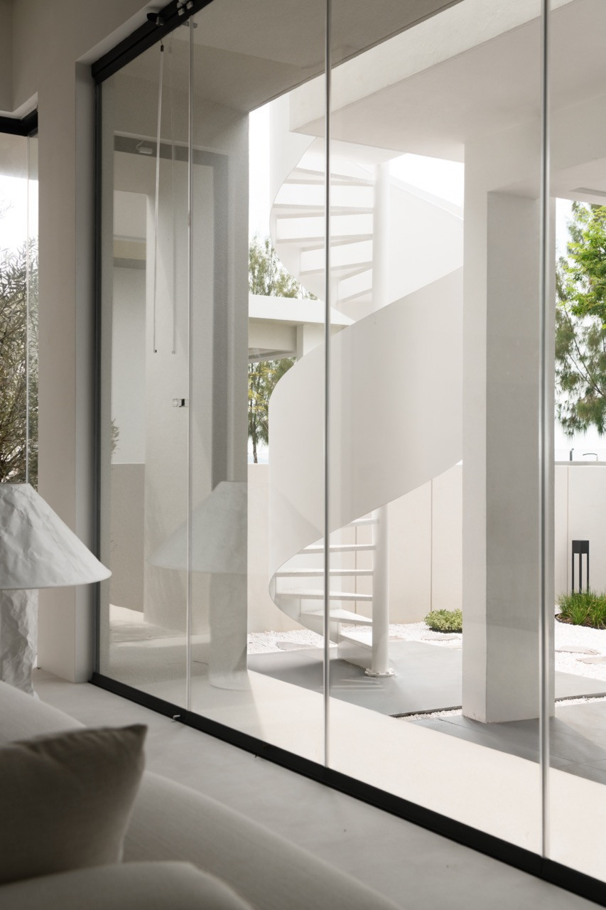 The sculptural outdoor spiral staircase introduces a sense of dynamism (Photo: TWJPTO)
