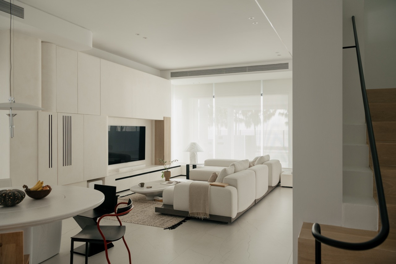 The living, dining, and kitchen areas are visually and physically interconnected (Photo: TWJPTO)