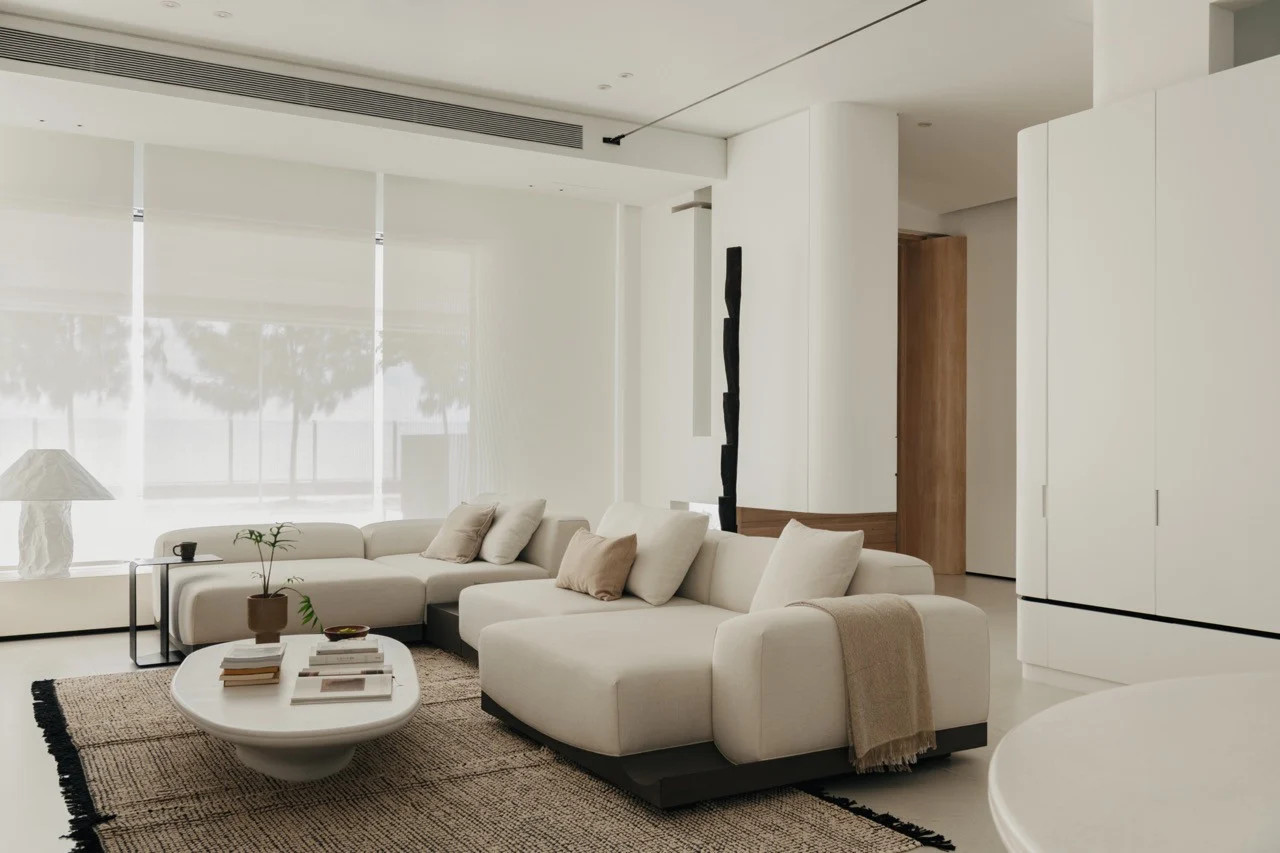 Crisp minimalism is softened by organic curvature (Photo: TWJPTO)