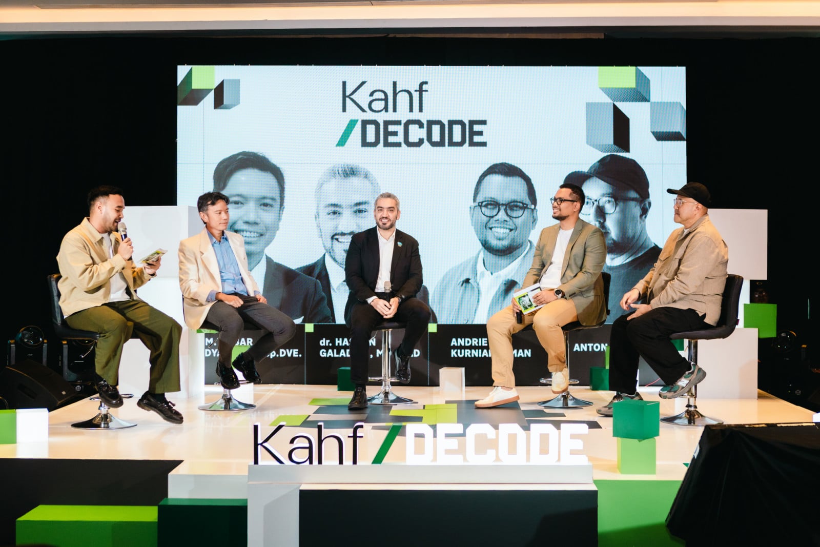 Sesi talkshow Kahf Decode bersama M. Akbar Wedyadhana, Kahf Global Expert Globe & Pakar Dermatologi Internasional dr. Hassan Galadari, Group Head of Brand Development PC & Innovation Andrie Kurniarahman, CEO The Goods Dept Anton Wirjono