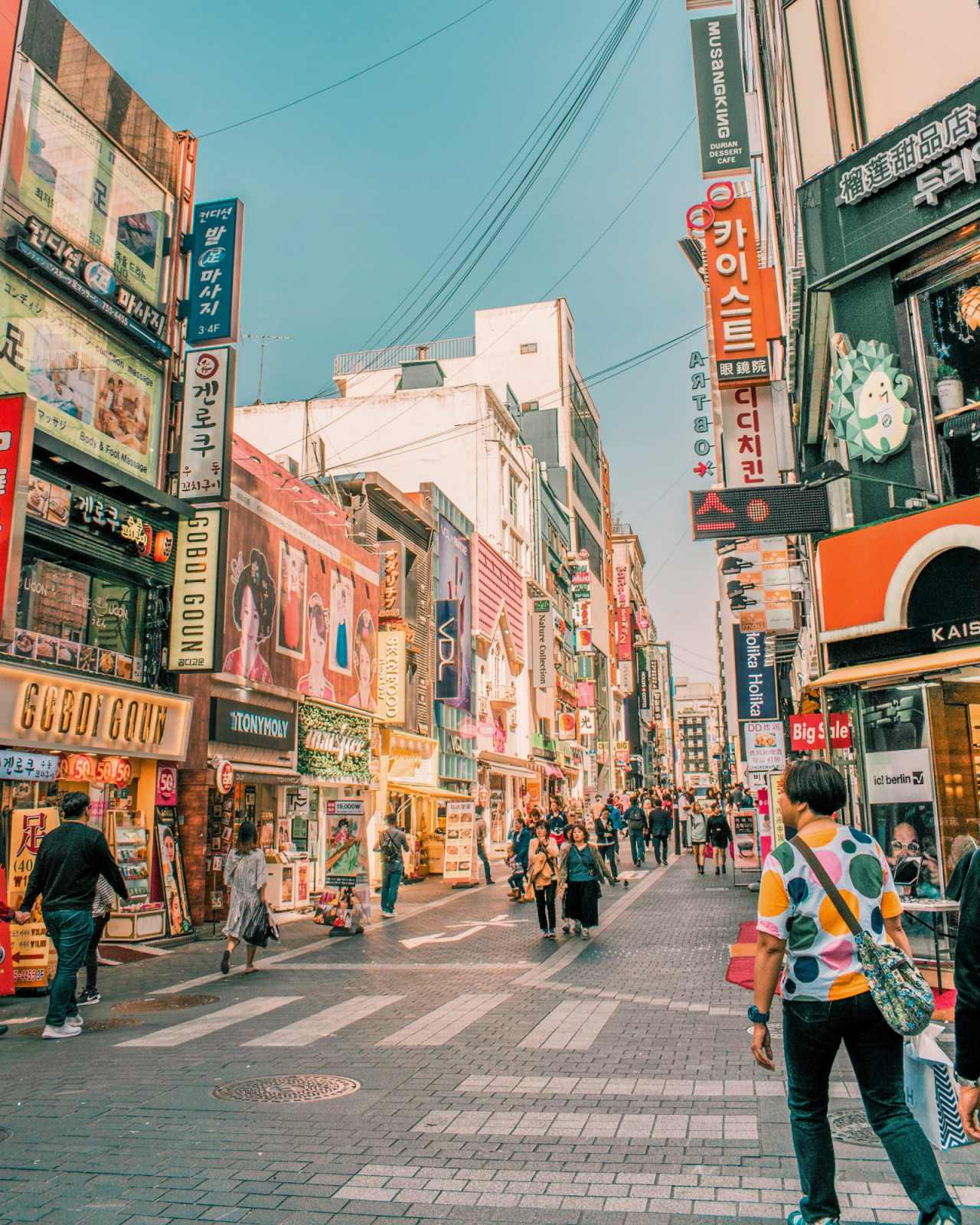 From the heritage districts of Singapore to the historic skylines of Istanbul, a select group of international airports now offers curated city tours that bypass the terminal walls (Photo: Cait Ellis/Unsplash)