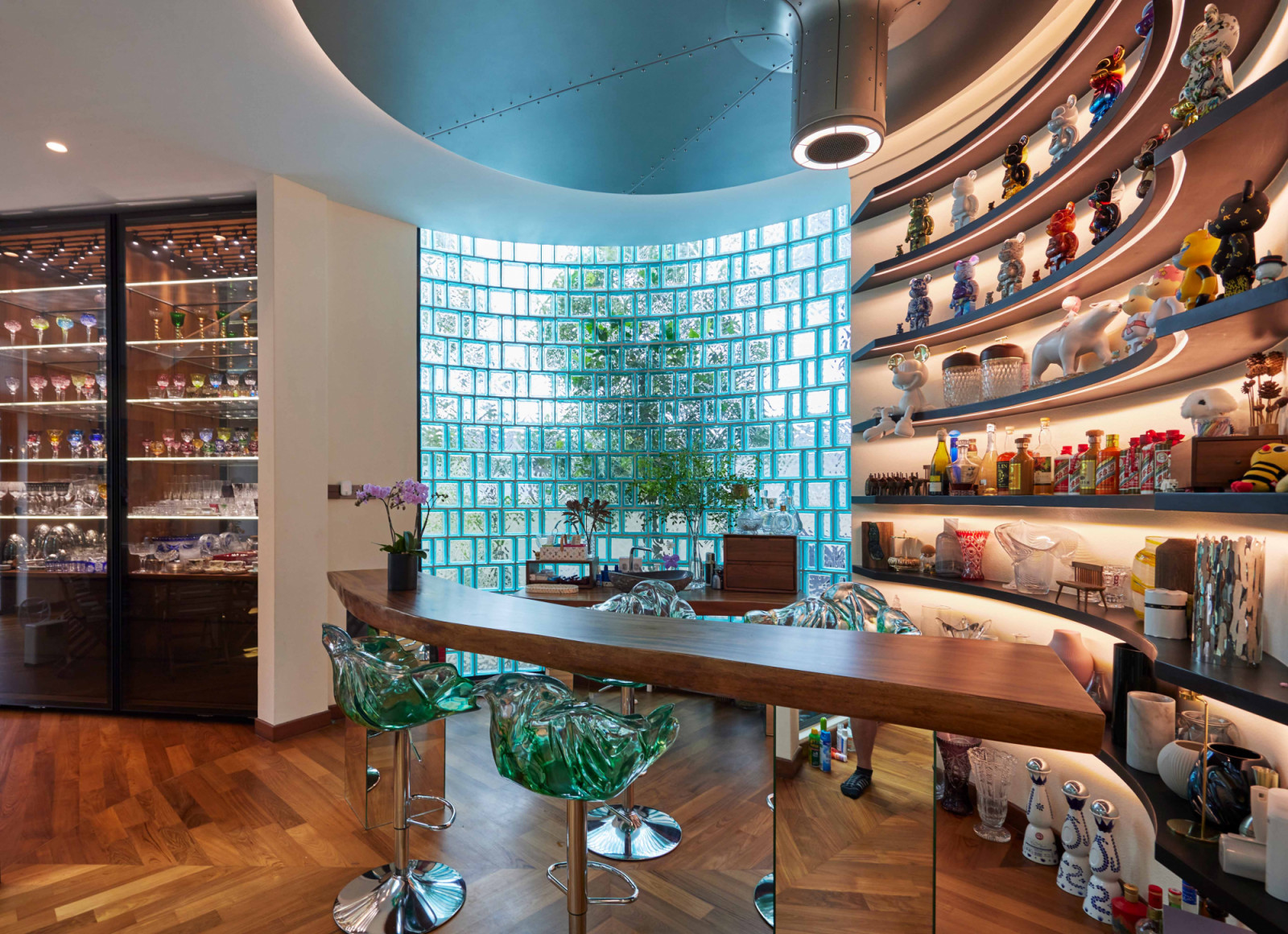 The bungalow’s many curved surfaces lend themselves to soft display shelves that amplify visual flow
