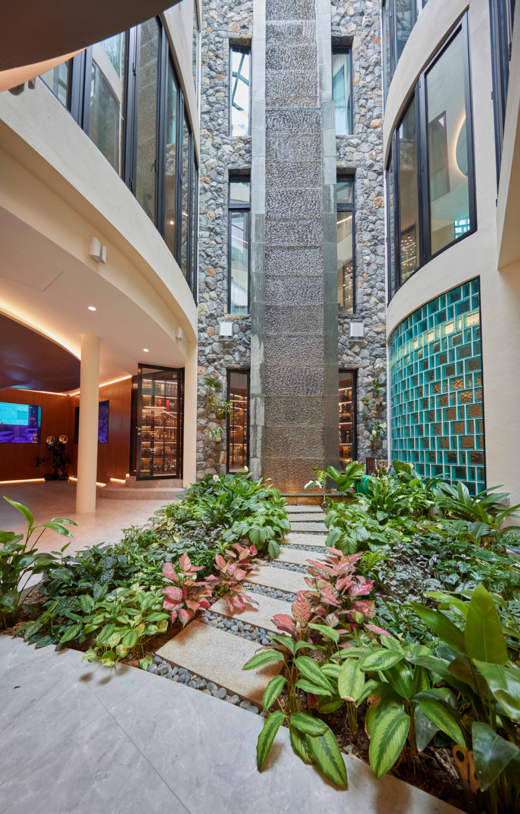 The bungalow’s original architecture, with its curves and courtyard, lends itself to playful interior articulation