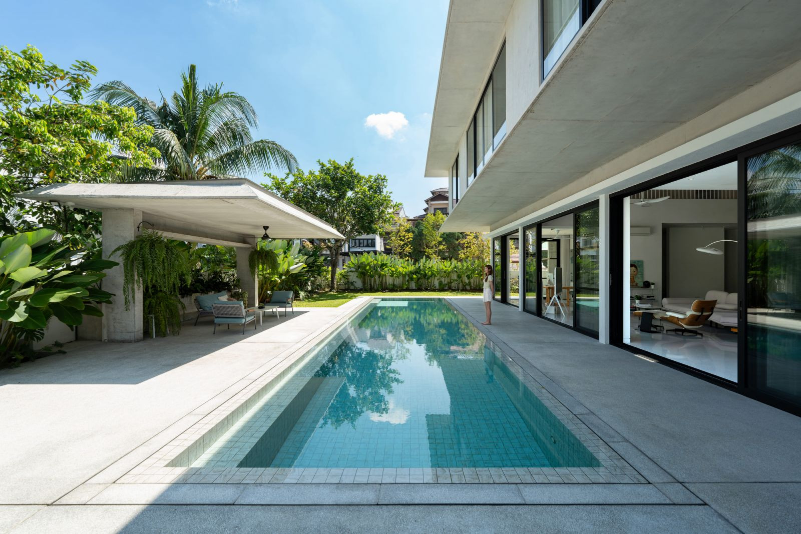 The infinity pool with a covered lounge pavilion facing the landscaped garden (Photo: Bricksbegin)