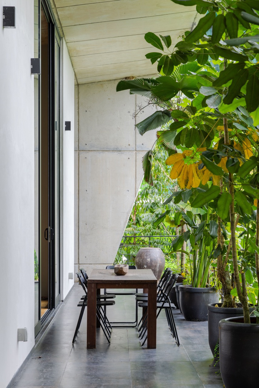 The rugged texture and muted tones of the off-form concrete walls (Photo: Pixelaw Photography)