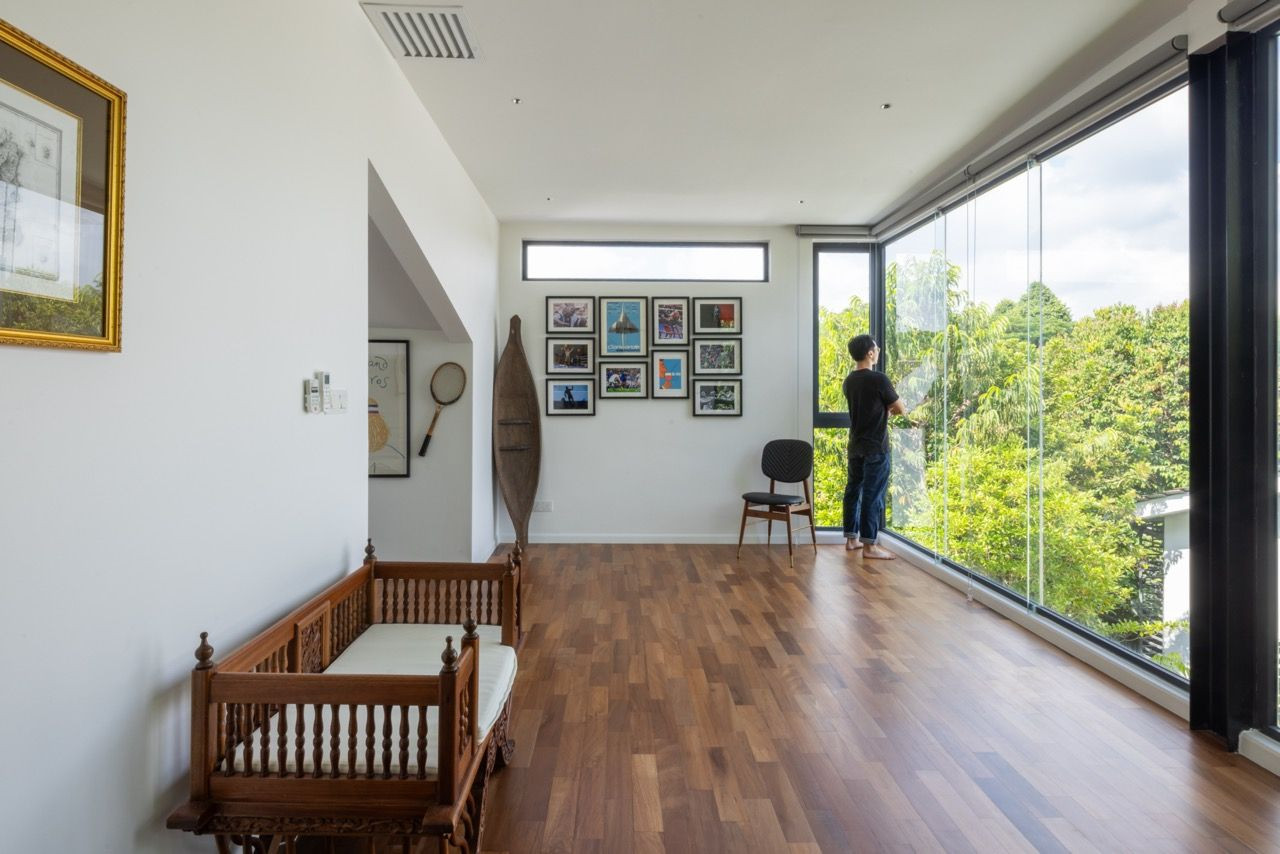 A home office by day and a space for drinking wine at night with city views (Photo: Pixelaw Photography)