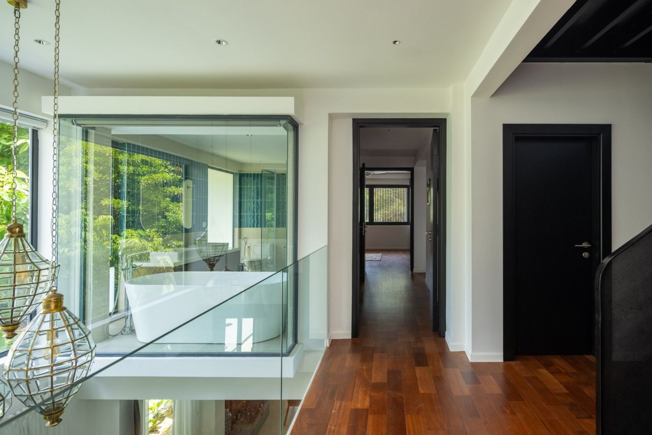 The glass-encased bathtub area on the upper floor references Neri & Hu’s “nomadic voyeurism” concept (Photo: Pixelaw Photography)