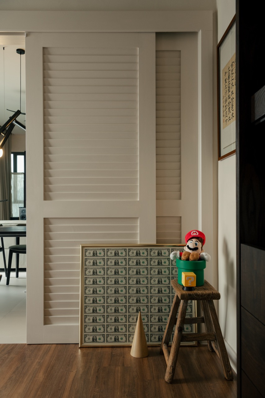 The window sun screen creates a wider wall surface that serves as a backdrop for the framed US dollar bills, part of Bob’s collection that initially impressed the designers