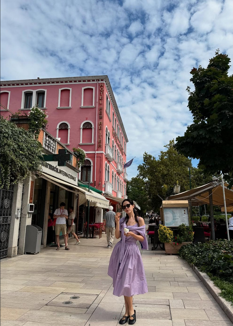 Son Ye-jin demonstrates vacation dressing in EENK and Loewe during her Venice stay (Photo: Instagram / @yejinhand)