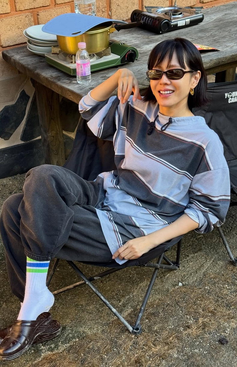 Son Ye-jin shows off her dramatic new bob haircut in comfortable loungewear (Photo: Instagram / @yejinhand)