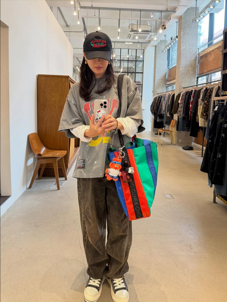 Son Ye-jin perfects casual dressing with a roomy tote and film merchandise (Photo: Instagram / @yejinhand)