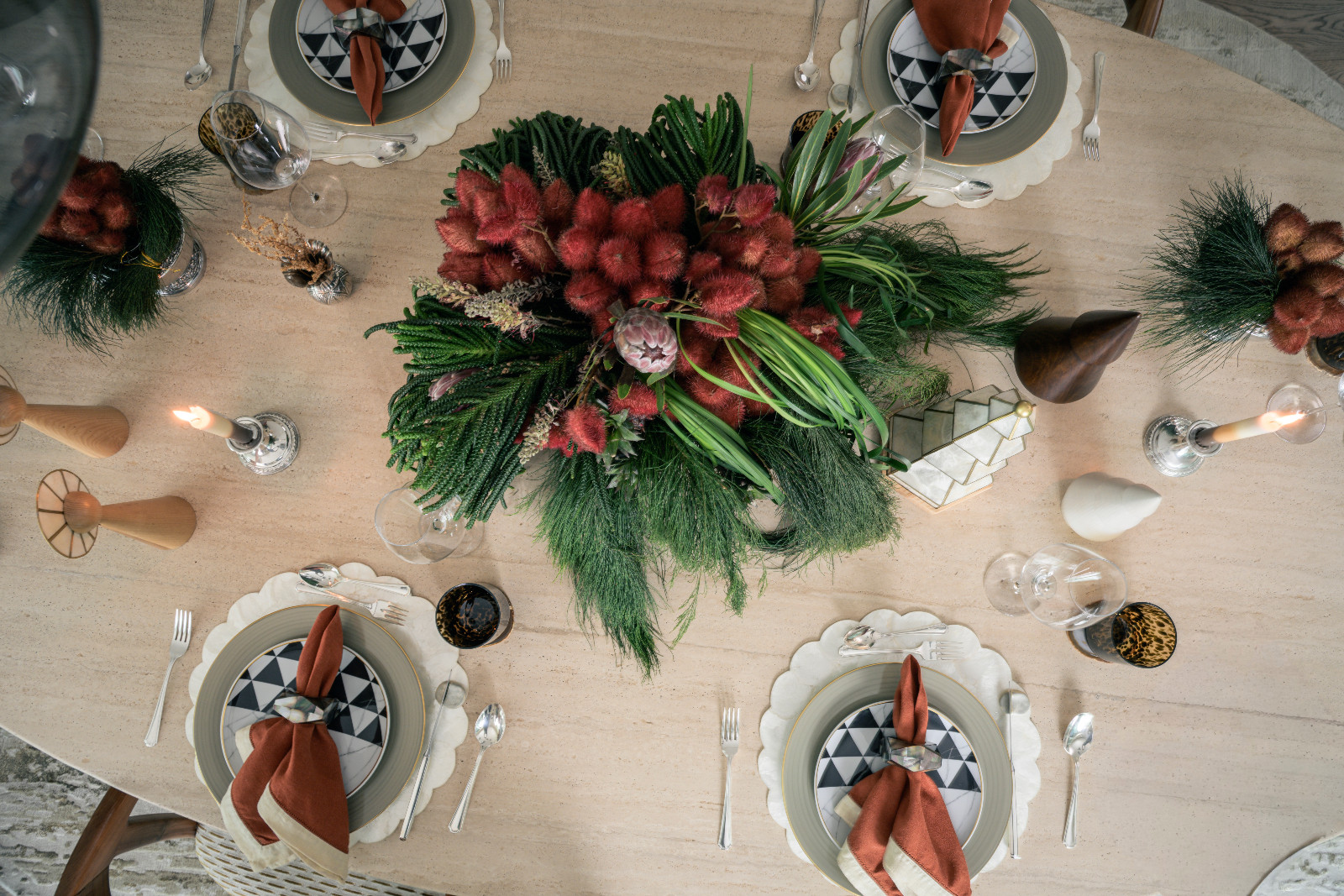 Cohesion is undeniable in this tablescape, from the colours of the florals and linen, to the echoes of capiz in the table, the use of natural materials such as wood and stone