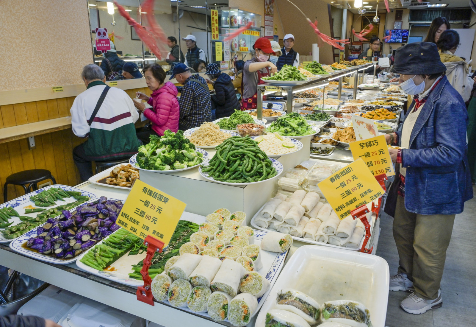 Vegetarian self-service restaurant, Taipei, Taiwan. (Photo by: Bildagentur-online/Joko/Universal Images Group via Getty Images)