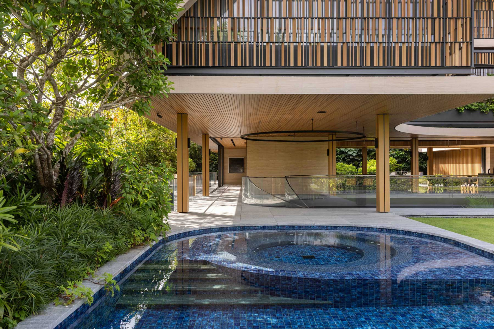 The swimming pool’s gentle curve softens the dialogue between architecture and landscape