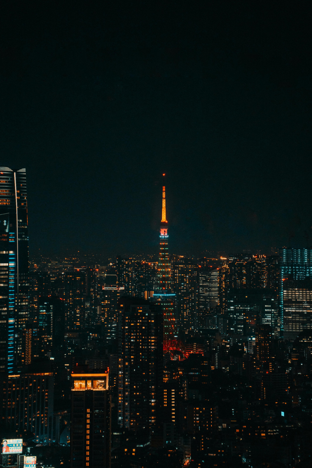 The Tokyo skyline after dark, with Tokyo Tower aglow (Photo: courtesy of Pexels)