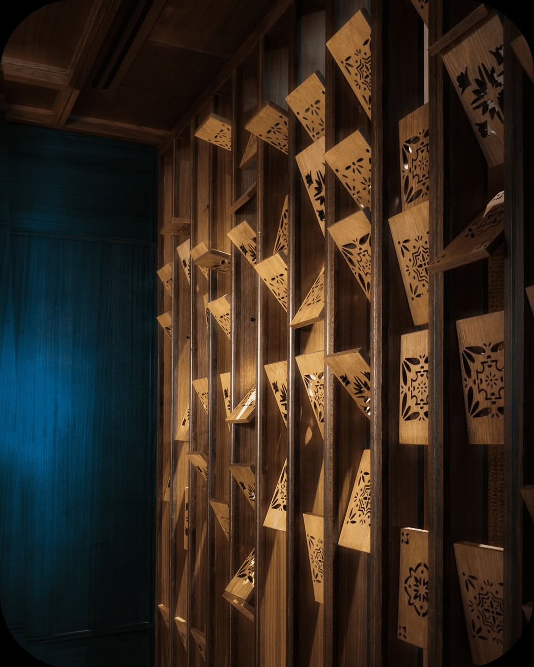 Tilted, jalousie-inspired wooden slats (Photo: Instagram / @kimptonnaluriakl)