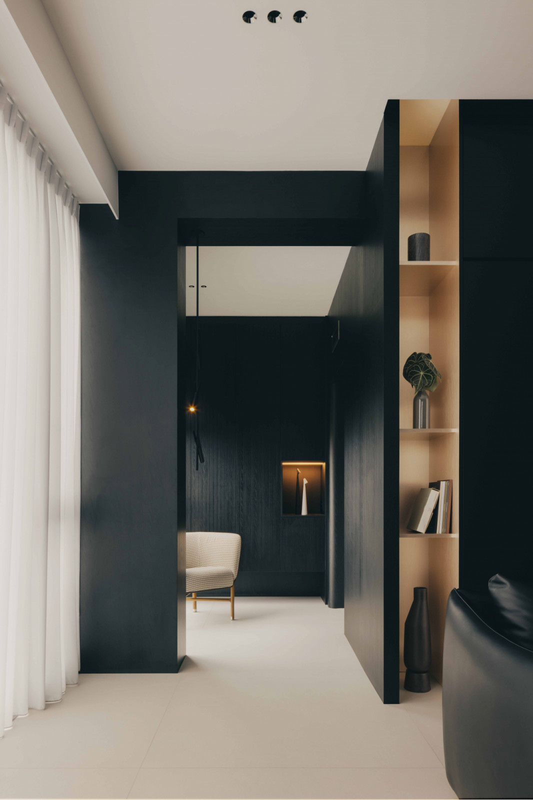 The door to the bedroom corridor is seamlessly integrated within the same joinery
