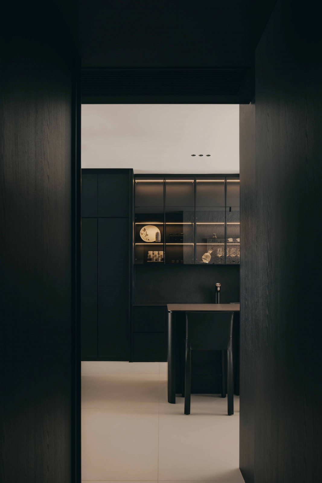 This vignette reveals the kitchen’s glazed overhead cabinets, which subtly display their contents
