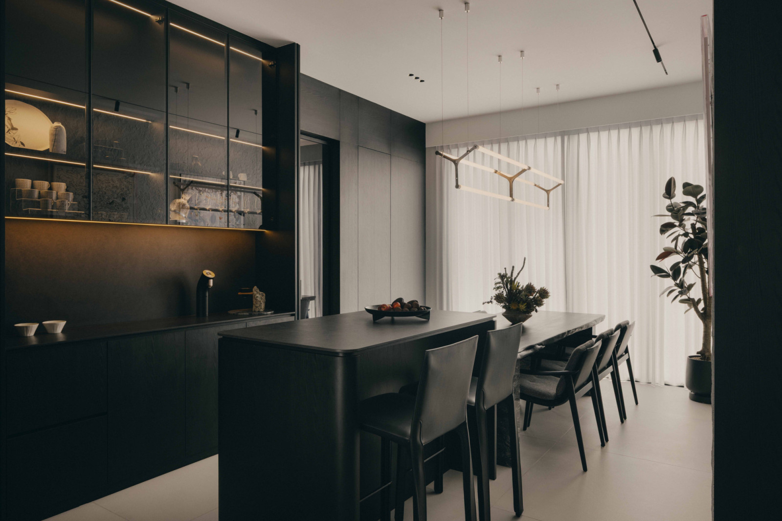 The reconfigured kitchen now accommodates a bar-height breakfast counter and a dining area for six
