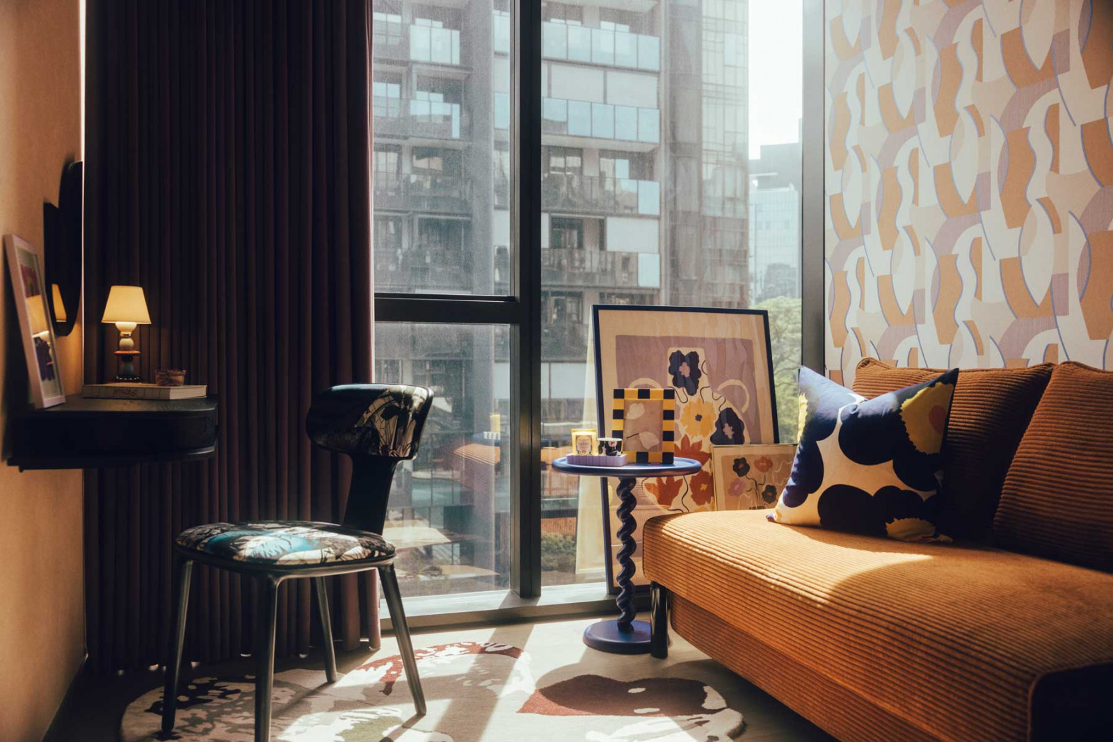 A retro wallcovering from Casa Deco’s Sixties collection graces the study