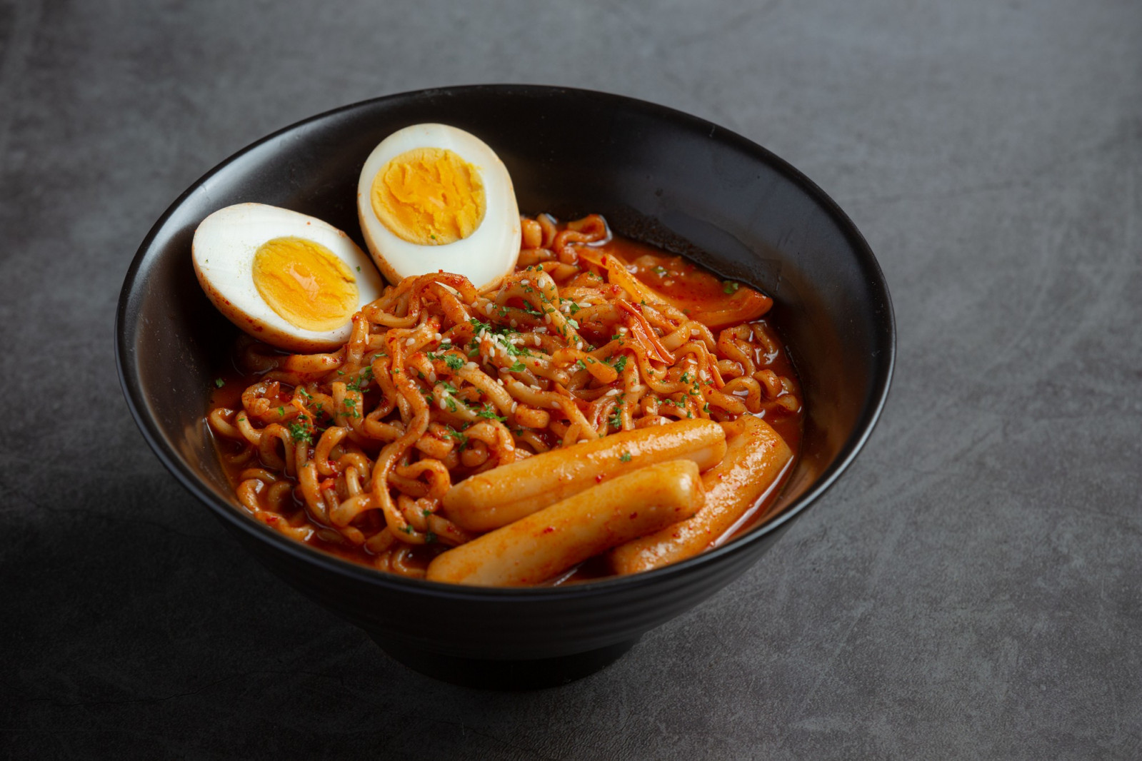 Spicy food can raise body temperature and trigger reflux, which is why it is often better suited to lunch than late-night eating (Photo: Jcomp/Freepik)