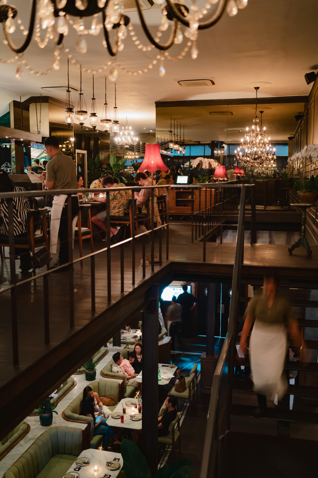 Tamu dapat pindah ke bar dan lounge di lantai atas Mama San setelah makan