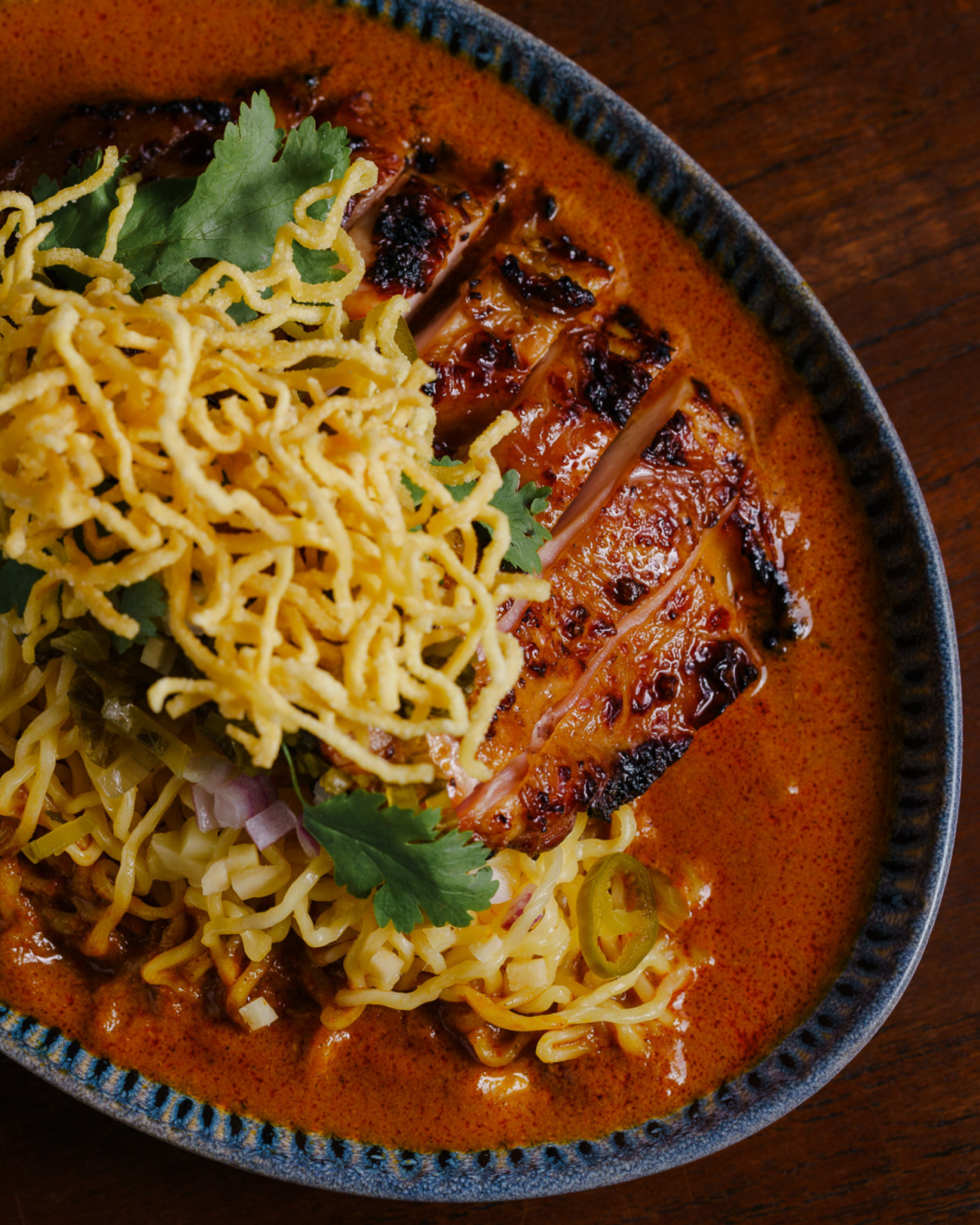 Khao Soi dengan irisan ayam panggang khas Chiang Mai, Thailand