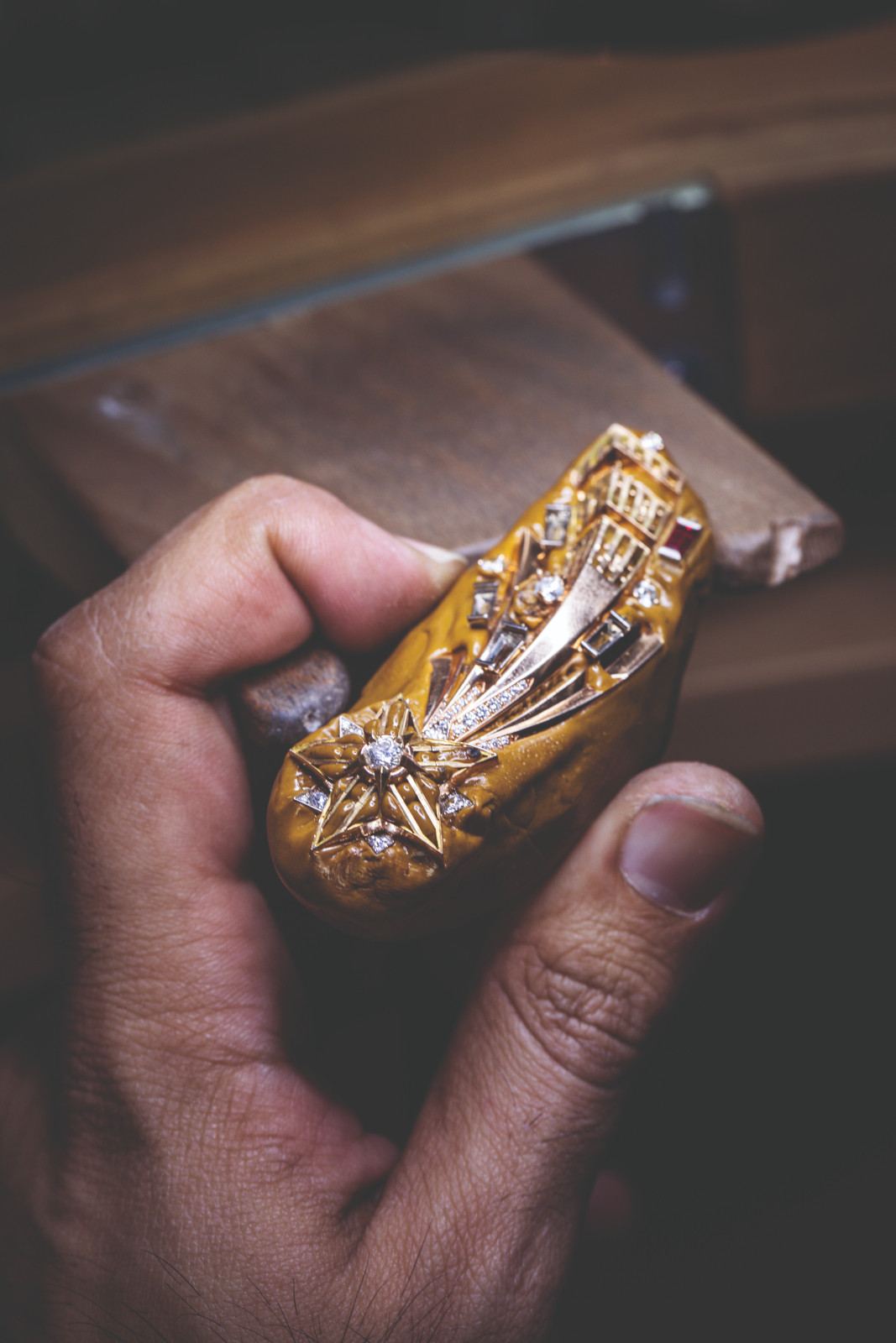 SE_01- Travail du sertissage, ajustement de la pierre. / Setting work, adjusting the stone