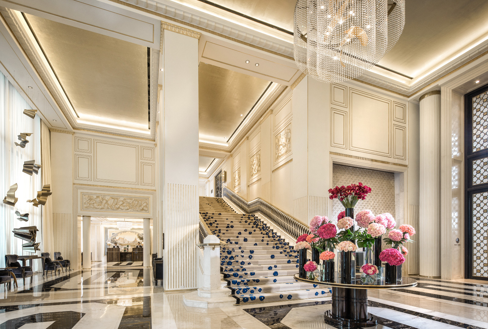 Kemewahan yang anggun dapat segera dirasakan di lobby Four Seasons Hotel Jakarta