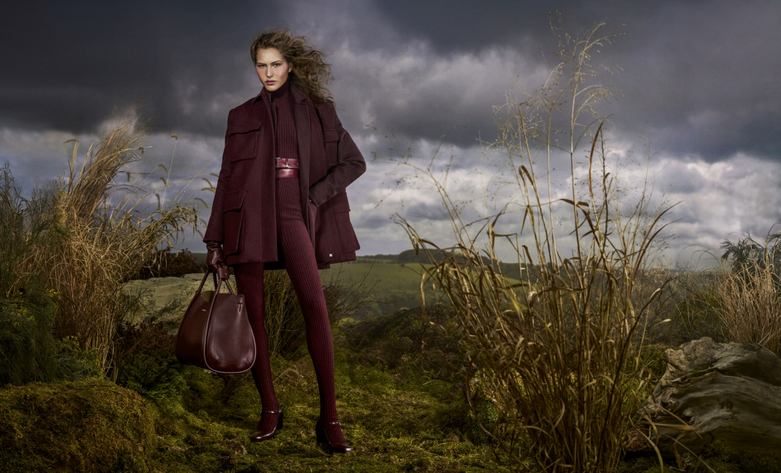 Inspired by Emily Brontë’s ‘Wuthering Heights’, the entire Max Mara fall-winter 2025 collection embodies a narrative of resilience and untamed femininity. It celebrates a woman who is deeply connected to nature and its elements. Max Mara blends the classic with a touch of neo-gothic chic and distinctly urban rusticity.