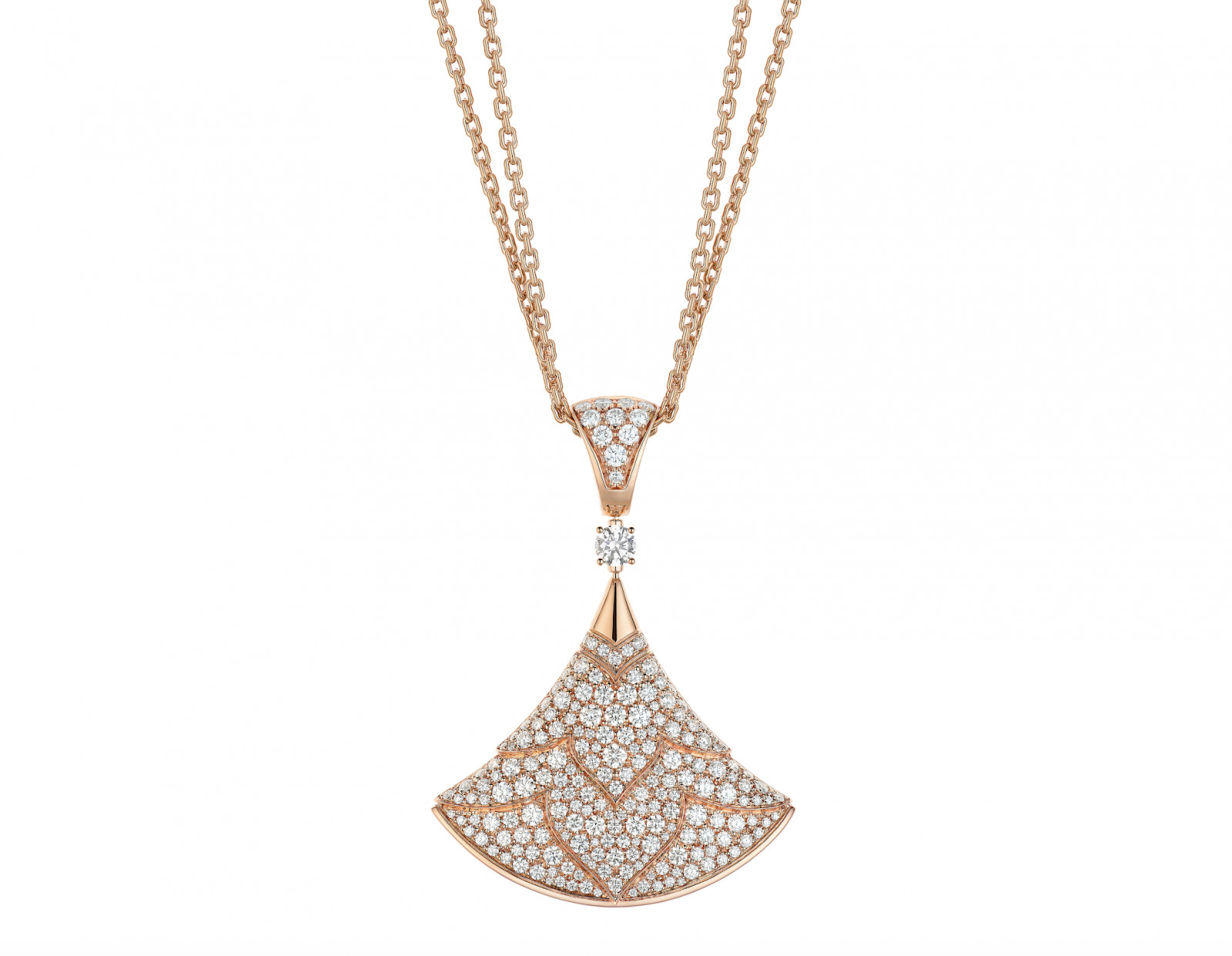 The latest Divas’ Dream necklace shines in 18k rose gold, offering a fresh yet familiar allure for long-time admirers of the line. Its fan-shaped silhouette is traced in pavé diamonds, catching the light with refined subtlety. Designed with multiple wearabilities, it can sit elegantly at the collarbone for daytime polish, be extended for evening glamour, or layered with delicate chains for a more contemporary, personal styling.