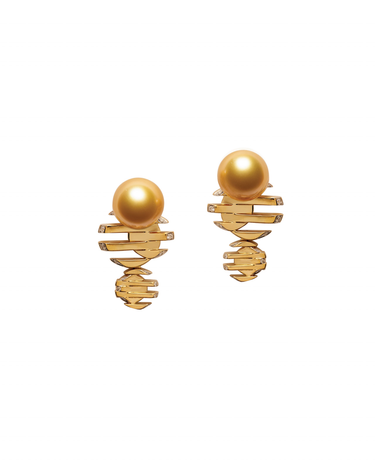 Part of Jewelmer’s Zen line, the Rencontre pieces explore harmony through movement, form, and the meeting of light and gold. The Rencontre Earrings feature two 11mm semi-round gold South Sea pearls, each accented with diamonds totalling 0.116 carats and set in 18k yellow gold. Their refined symmetry echoes the Zen narrative, where elements intertwine, balance emerges, and radiance is expressed through quiet elegance.