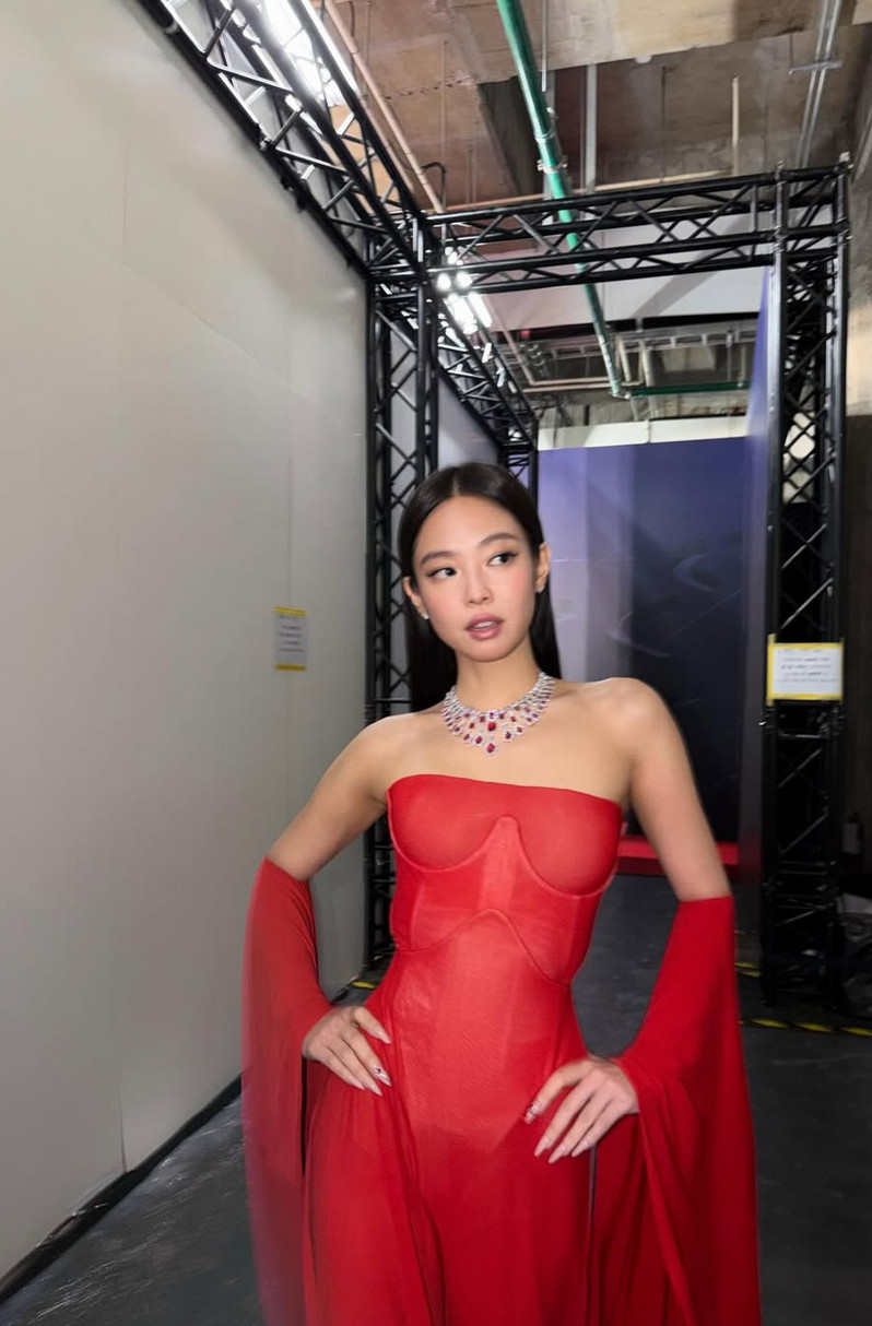 Jennie wearing custom Maison Margiela at the Golden Disc Awards in red sheer elegance
(Photo: @jennierubyjane / Instagram)
