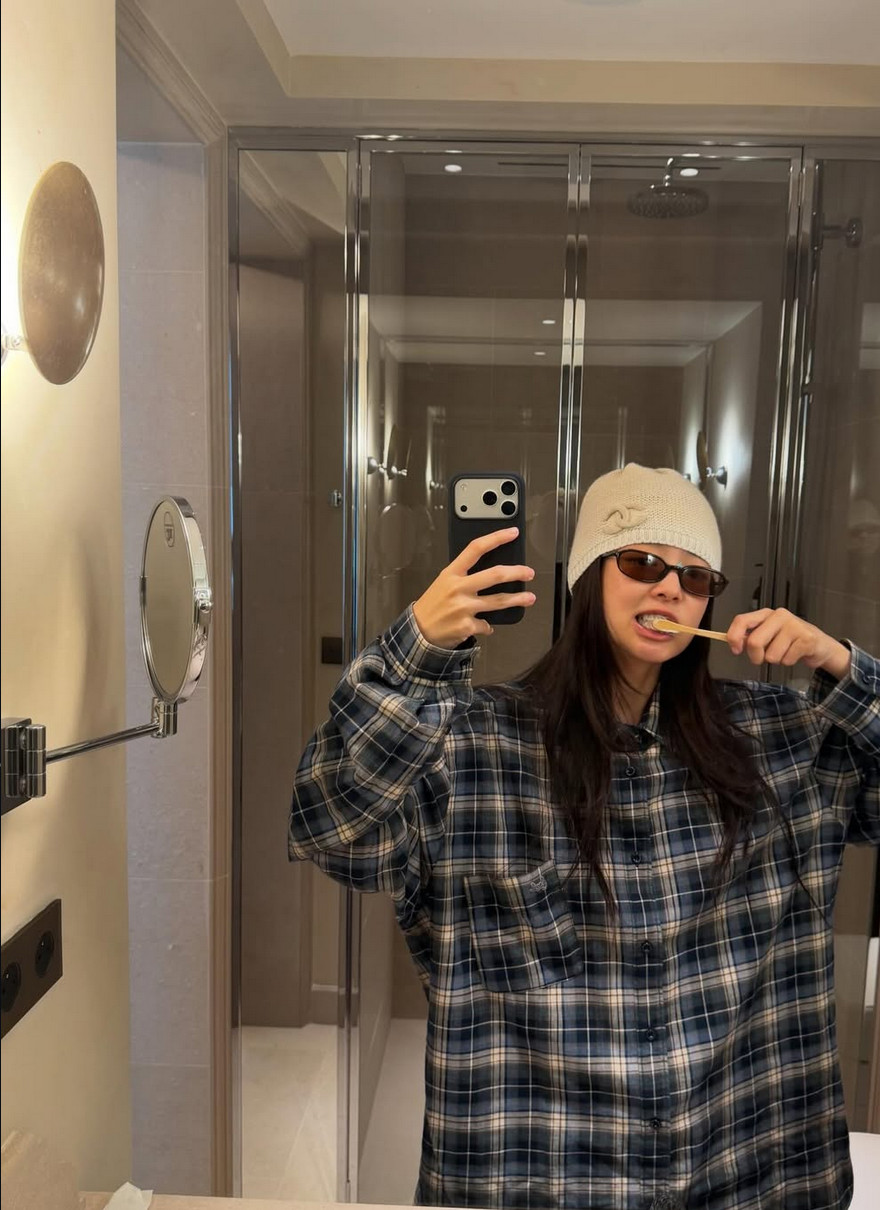 Jennie’s casual mirror selfie showcasing her signature high-low fashion mixing approach (Photo: @jennierubyjane / Instagram)