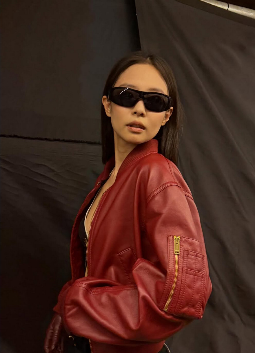 In a red racing jacket, Jennie endorsed the Blokette revolution worldwide (Photo: @jennierubyjane / Instagram)