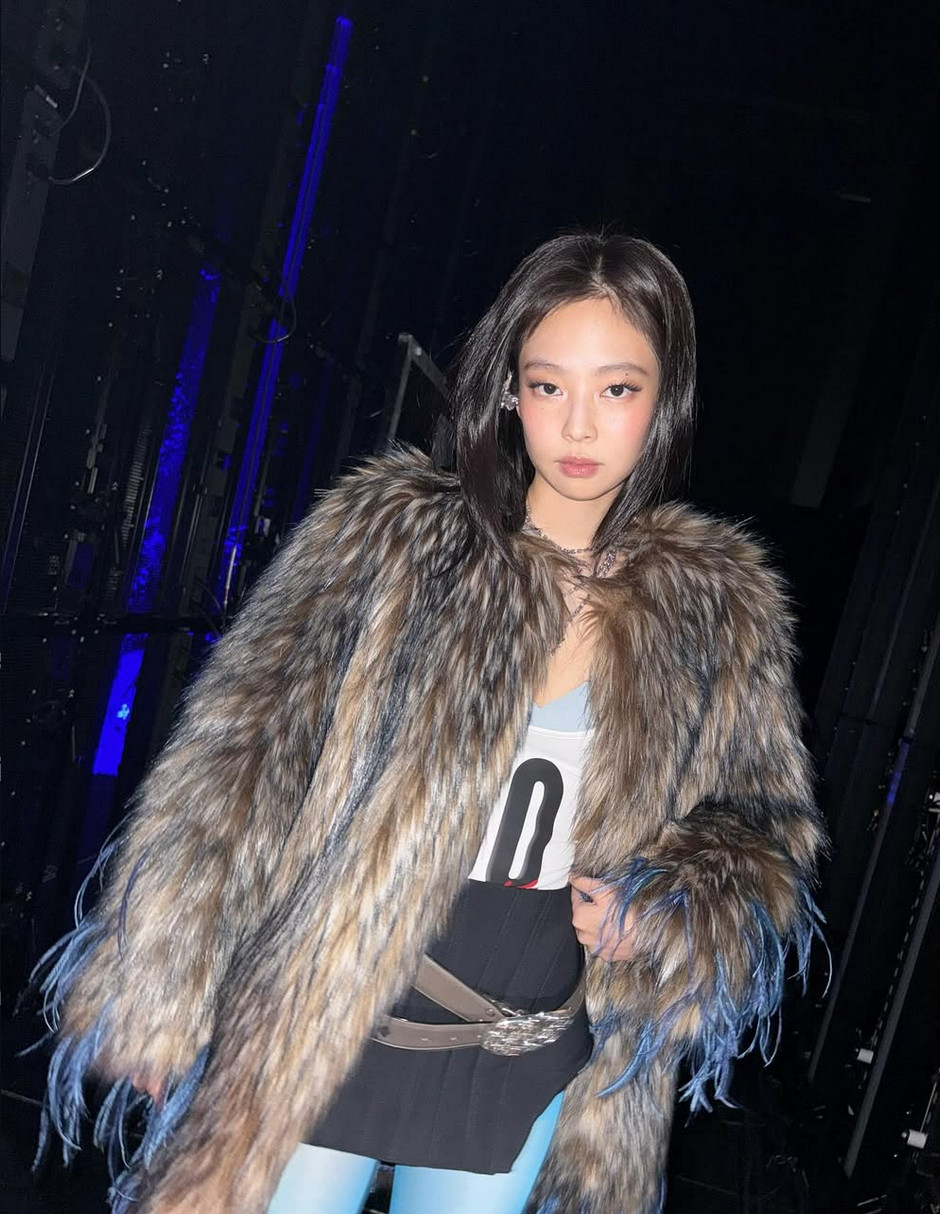 Jennie demonstrating her texture-mixing mastery in a tank top and fur coat (Photo: @jennierubyjane / Instagram)