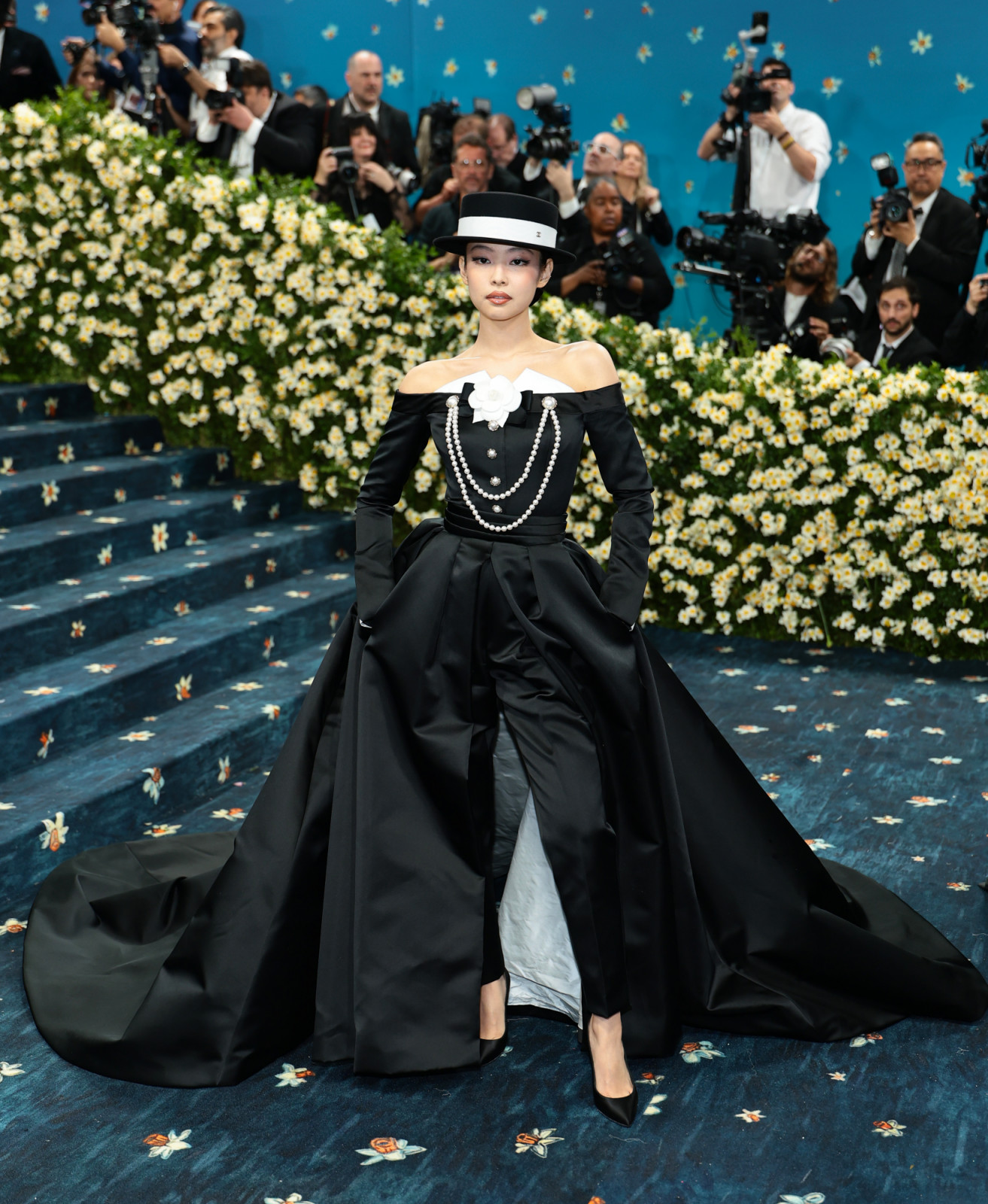 NEW YORK, NEW YORK - MAY 05: Jennie attends the 2025 Met Gala Celebrating "Superfine: Tailoring Black Style" at Metropolitan Museum of Art on May 05, 2025 in New York City. (Photo by Dimitrios Kambouris/Getty Images for The Met Museum/Vogue)