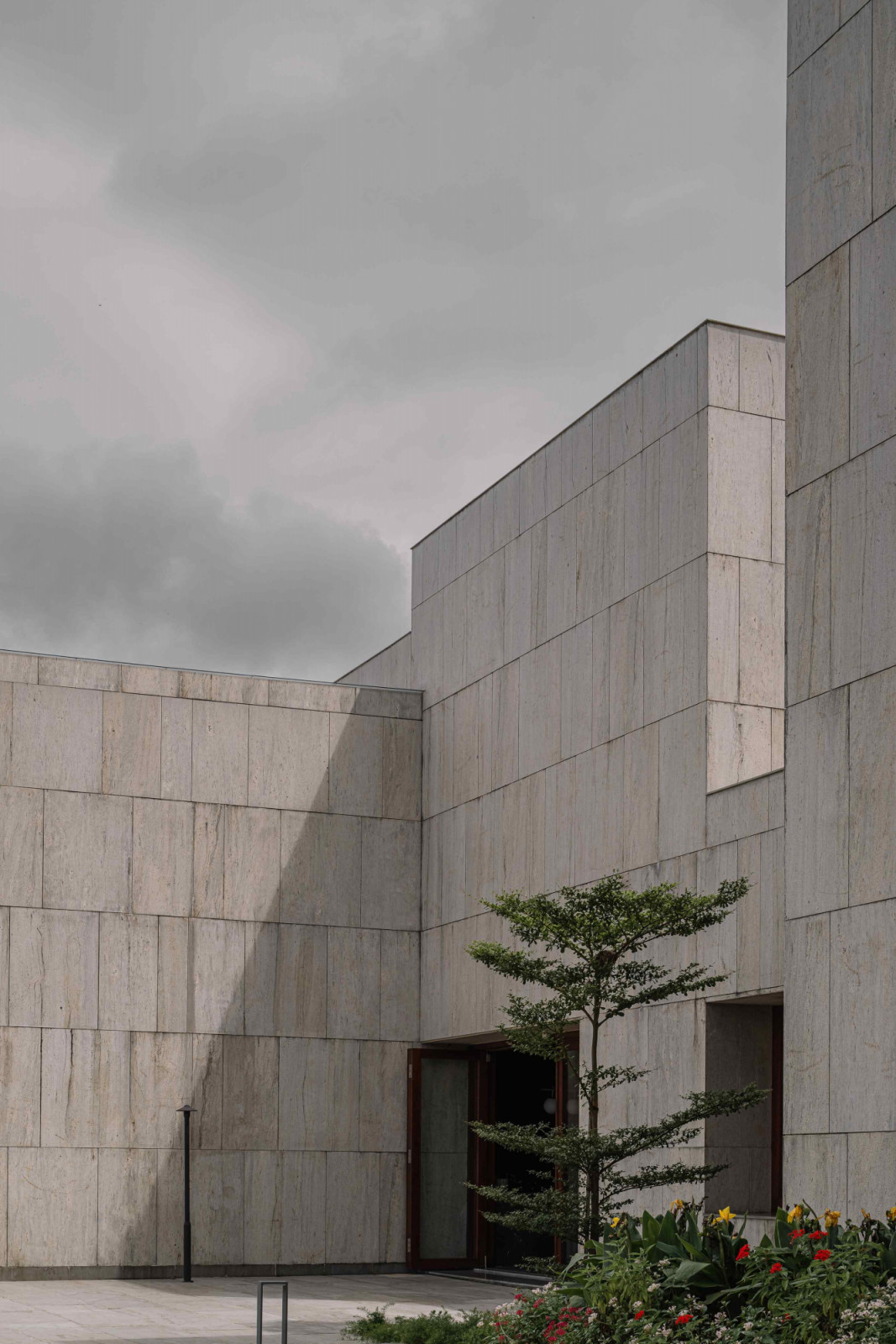 Robust grey limestone and off-white granite-clad walls