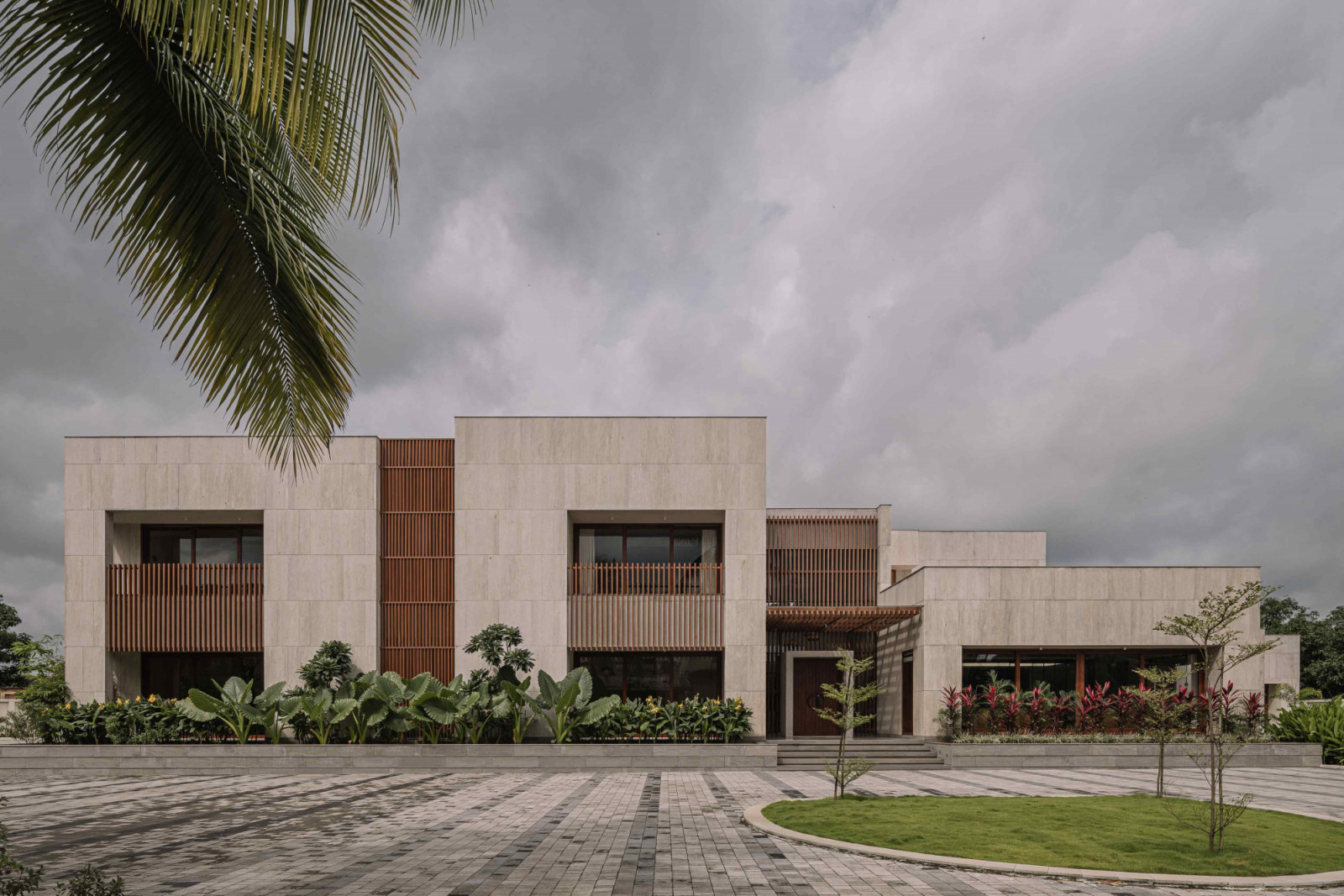 PBR House brings together the homeowners’ needs for social openness and intimate living