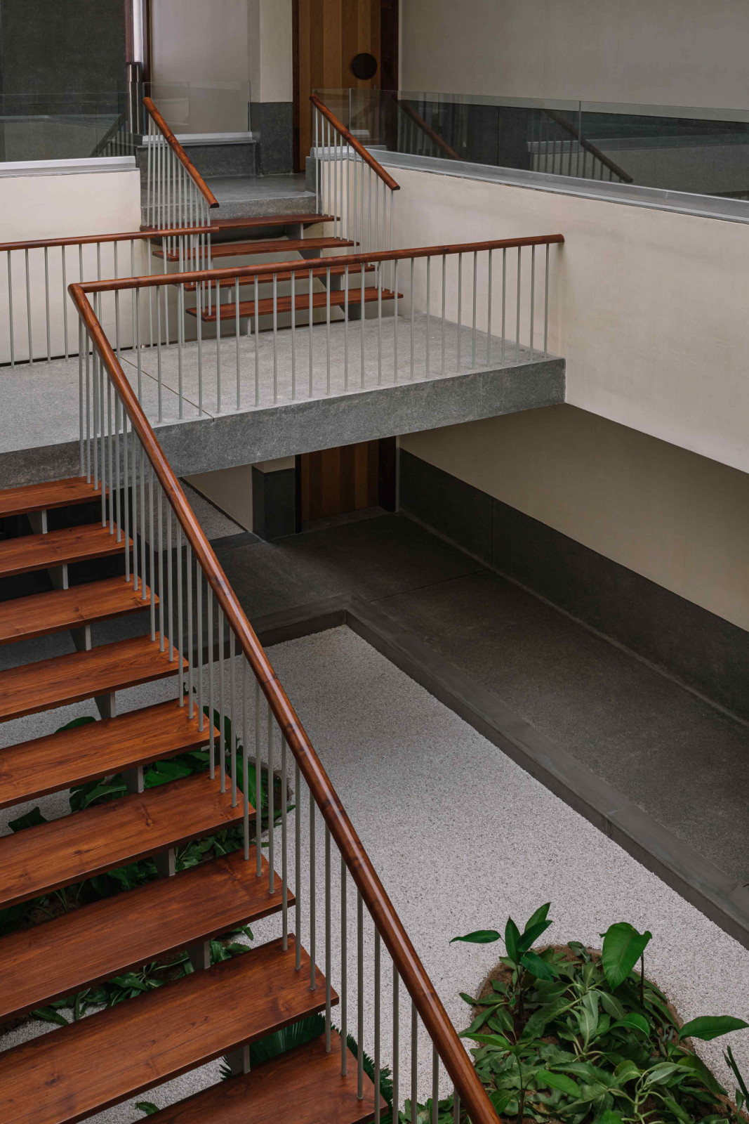 The suspended landing hovering above the courtyard void