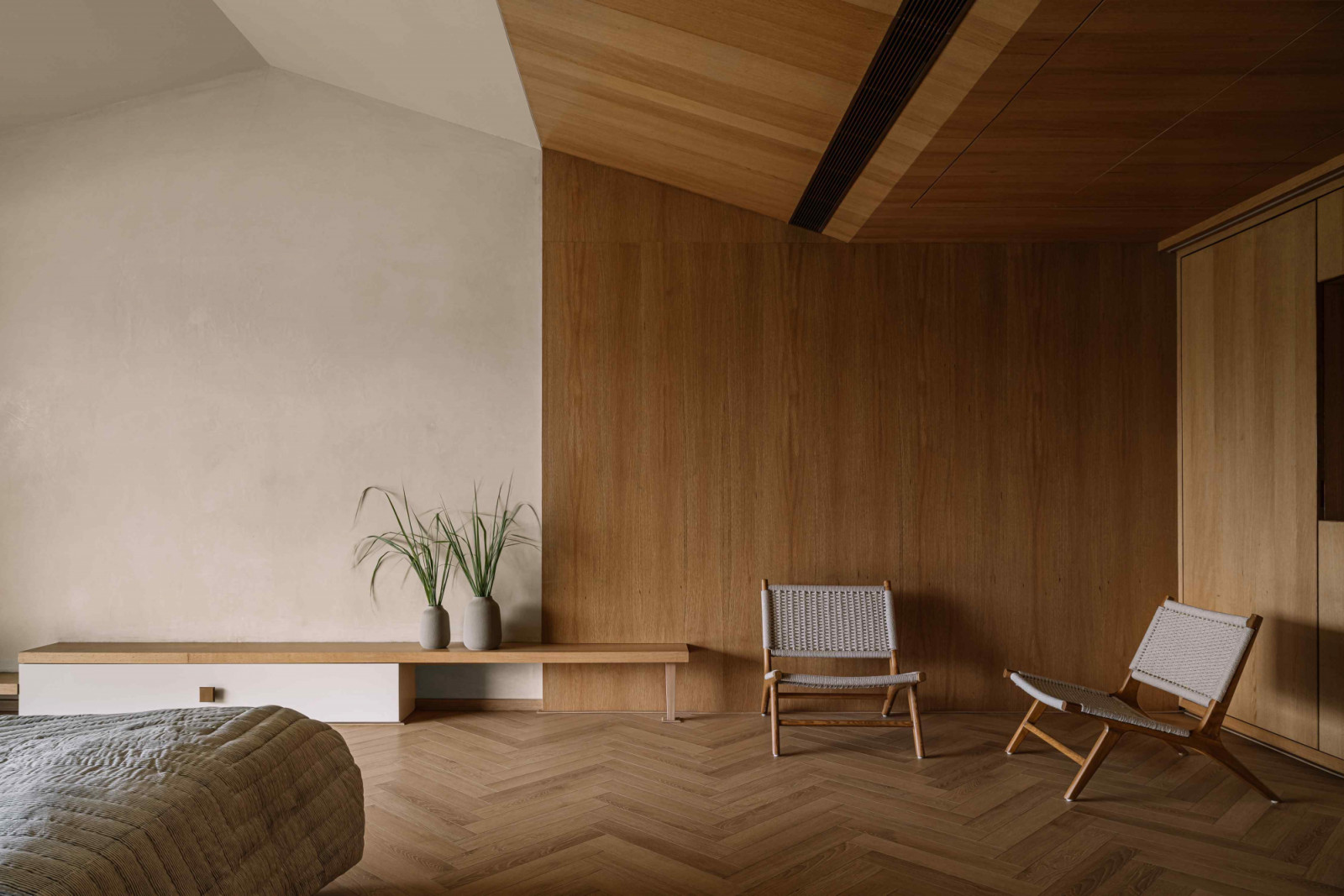Oak wood panels in the mother’s bedroom